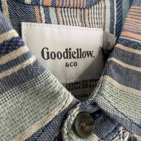 Goodfellow men’s size small button down - Picture 2 of 4